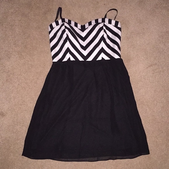 White and black mini dress - Picture 5 of 6